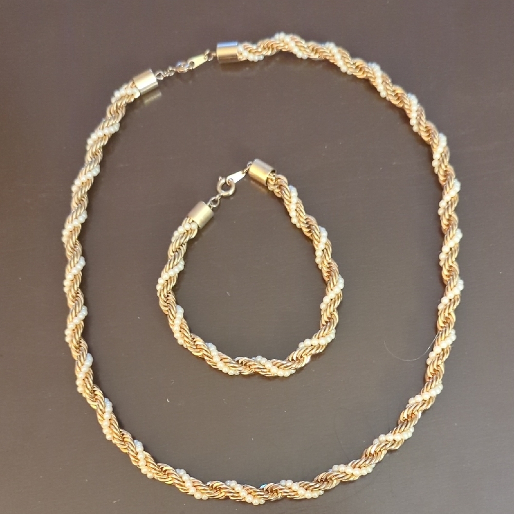 Elegant Gold-Tone Necklace and Bracelet Set
